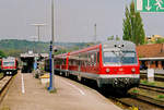 29. April 2004, im Hauptbahnhof Bayreuth steht VT 614 012. Im Hintergrund ist das Festspielhaus zu sehen.