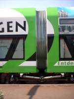 Drehgestell und bergang zwischen den beiden Fahrzeughlften des Itino. Dieser Zug befuhr zu Demonstrationszwecken die Odenwaldbahn am 4.09.2004. 