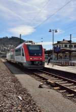 Der VIAS Itino VT 108 steht auch am Sonntag den 14.4.2013 in Eberbach. Bevor der Zug durch den Odenwald seine Reise auf nimmt, tut der Tf seinen Lungen erst einmal etwas  gutes . 