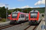 Kreuzung im Bahnhof Michelstadt zwei Intinos der VIAS begenen sich, es sind die beiden Triebwagen 115 und 113 die von Eberbach nach Frankfurt, respektive umgekehrt verkehren.