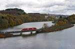 Die Regionalbahn überquert am 09.11.2014 den Biggesee bei Olpe.