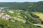 Der RE Saarbrücken - Mainz erreicht gerade den Ortsrand von Hochstetten-Dhaun an der Nahe. Vom Nahe Skywalk hat man einen schönen Blick über das Kirner Land. Bahnstrecke 3511 Bingerbrück - Saarbrücken am 23.06.2016.