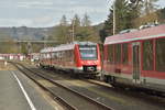 In Dieringhausen stehen die Triebwagen 620 516 und der 622 501 in der Abstellung.
Wo bei sich der 622 501 gerade einer Reinigung unterziehen muss, was man nicht sieht. 
Zwei Bahnangestellte sind dabei Schmierereien am vorderen Triebkopf zu entferenen, die sogenannte Maler zurückgelassen haben. 25.2.2017