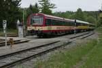 Von Gammertingen kommend fahren VT 41 (626 141-5) der Hohenzollerischen Landesbahn mit Fahrradwagen und VT 42 am Zugende am 05.05.2018 als HzL 87621 n den Bahnhof Hanfertal ein. Nach dem nächsten Halt in Sigmaringen wird der 'NATURPARKEXPRESS' durch das Donautal nach Tuttlingen fahren, von wo aus er noch dreimal zwischen Sigmaringen und Tuttlingen pendeln wird.