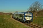 Die Triebwagen 127, 126 und der Steuerwagen 202 waren am 25.01.16 auf der Kaiserstuhlbahn zwischen Riegel und Breisach unterwegs.