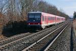 Von Ulm kommend passieren 928/628 703 und 628/629 347 als IRE 69562 auf der Fahrt nach Friedrichshafen Stadt gleich die Haltestelle Friedrichshafen Flughafen (10.03.2017).