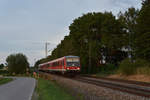 Allmählich verschwand die Sonne am Horizont hinter mir, als 628 627-2 von Mühldorf nach München Hbf am Rande Poings fotografiert wurde. (18.07.17)