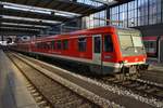 928 574-2 und 628 571-1 warten am 14.8.2017 als RB27063 nach Mühldorf(Oberbay) im Münchener Hauptbahnhof.