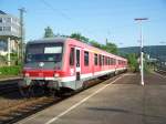 Die Br.928 337-5 fuhr am 24.05.07 als IRE von Aalen Hbf nach Ulm Hbf. Hier bei der 10 mintigen Versptung im Bahnhof Aalen, der Grund der Versptung war, die Bahnschranken zwischen dem Bahnhof Unterkochen und Aalen funktionierten nicht.