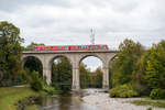 Regionalbahn-Dieseltriebwagen der BR 628 auf seinem Weg von Waging nach Traunstein auf dem Traun-Viadukt in Traunstein am 03.10.2018