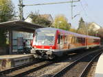 Ausfahrt 928 465-3 (9580 0 928 465-3 D-DB ABD) aus den Bahnhof Gennweiler (Pfalz) in Richtung Saarbrücken am 19. Oktober 2018.

