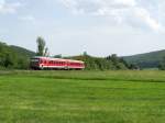 Ein Triebwagen der Br.628 fuhr im Juni 2007 als RE von Ellwangen nach Ulm Hbf. Hier hinter dem Bahnhof Oberkochen, der nchste Halt ist Knigsbronn.