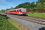 Auf der Fahrt von Aulendorf nach Friedrichshafen als RE 22585 passiert 928 518 am 02.06.2019 einen Holzlagerplatz im Schussentobel bei Kilometer 166.0