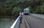 Der Angler auf der Ederbrücke am Kraftwerk Hemfurt lässt sich von 628 434 nicht stören (August 1996).