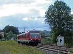 628 330-3 bei der Ausfahrt aus dem Bahnhof Braunfels. Die Fahrt geht von Limburg(Lahn) nach Fulda.