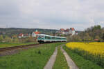 DB 628 436  Anna  und 628 486  Maria  sind am 01.05.2022 im Rahmen ihrer Abschiedsfahrt bei DB Regio in Baden-Württemberg von Ulm nach Triberg unterwegs. Hier sind die beiden mintfarbenen Triebwagen vor der Kulisse des kleinen Ortes Scheer Richtung Sigmaringen unterwegs.