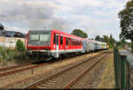 In der Zeitlage des RE und mit Rauchfahne setzt 209 101-5 (Henschel DL 2  Nordfriesland ) ihre Überführungsfahrt in Wallwitz(Saalkr) Richtung Halle (Saale) fort.