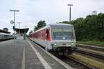 DB 628 502 steht in Niebüll als SyltShuttle Plus nach Westerland(Sylt) bereit. In Kürze wird er an den Zugschluss eines SyltShuttle-Autozuges rangieren und mit diesem auf die Insel Sylt verkehren. (30.05.2022)
