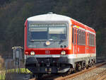 Am sehr frühlingshaften 02.04.2010 war der 628/928 449 auf dem Weg von Gießen nach Limburg und fährt gleich in den kleinen Bahnhof Aumenau ein, von dessen Bahnsteig aus das Foto mit