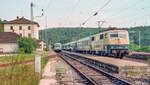 111 214 verließ am 10.8.96 Eichstätt Bahnhof auf Gleis 2 mit einem RE nach Nürnberg. Hinten wartet 628 243 neben dem Empfangsgebäude.