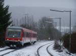 Am dsteren Morgen des 10.November 2007 wurde dieser 628/928er vom Schnee berrascht. Hier aufgenommen bei der Einfahrt in den verschneiten Bahnhof Oberkochen. Der Zug fuhr weiter nach Ulm Hbf.