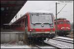 Seit lngerem schon stehen in Ulm Hbf drei schrottreife 628er-Steuerwagen auf einem Abstellgleis, leicht erreichbar ber Bahnsteig 1. Am 27.12.07 wurden sie winterlich eingeschneit, im Bildhintergrund rangiert 110 446-2 mit ihrer Filsbahn-RegionalBahngarnitur auf Gleis 1, nachdem 101 121-2 mit IC 2264 nach Karlsruhe Hbf Gleis 1 des Ulmer Hbfs verlassen hat.