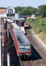 RB 11918 von Büchen fährt in Aumühle ein, im Hintergrund steht S 21 nach Elbgaustraße zur Abfahrt bereit. - 06.08.2004
