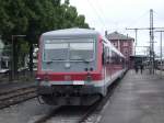 928 702-0 steht zusammen mit 628 236-2 kalt auf Gleis 6 in Singen (Htw).