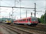 Parallelausfahrt aus dem Bahnhof von Ettelbrck: DB Diesel Triebzug 628/928 455-5 fhrt in Richtung Luxemburg, whrend E-Lok 3004 umsetzt, um an die Spitze des Zuges nach Lttich zu gelangen. 07.06.08 