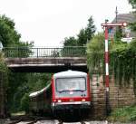 Zwei 628 fahren Mitte Juni als Regionalbahn nach Bad Friedrichshall-Jagstfeld in den Bahnhof Steinsfurt ein.