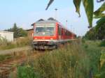 BR 628 601 hlt auf dem Weg nach Lutherstadt-Wittenberg im Abendlicht des 25.08.2007 am Hp Rackith.