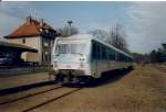 628 637 im April 1997 mit einer Regionalbahn nach Rostock im Bahnhof von Graal Mritz.