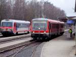 628928-649 hat soeben als ER5993 den Bhf. Ried i.I. erreicht, und wird aufgrund der Streckensperre nicht nach Linz weiterfahren;
5047 077-2 wird sich sogleich als R5948 am Weg nach Simbach machen; 090329