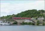Ein RE Trier-Luxemburg fotografiert am 31.05.09 beim Überfahren der Sauerbrücke in Wasserbillig. An dieser Stelle findet der Zusammenfluss von Sauer und Mosel statt. (Jeanny)