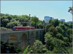 Der Pulvermühl Viadukt, auch Bisserweg Viadukt genannt, hat eine Länge von 242 Meter und 13 Bögen von 15 Meter Durchmesser. Hier sind die Nordstrecke und die Strecke nach Wasserbillig noch vereint und so fährt ein 628er in Richtung Trier über die Brücke. Das Bild wurde am 01.08.09 auf dem Plateau du Rham aufgenommen. (Jeanny)