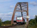 Nachschuss auf Triebwagen 628/928 681, der als Regionalbahn Lüneburg - Lübeck auf dieser Brücke soeben den Elbe-Seitenkanal überquert; 21.09.2009  