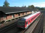 628432 Stadt Ried im Innkreis  verlsst als ER5993 gleichnamigen Bahnhof; (das weiters gezeigte aufgelassene Gtermagazin ist wahrscheinlich nchstes Jahr um diese Zeit lngst Geschichte);091025