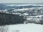 Blick in den verschneiten Frankenwald, im Bild der Ort Köditz mit dem 628248 der sich bergwärts kämpft.
