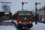 629/928 610 fhrt mit ihrer Regionalbahn nach Braunschweig in Gifhorn Stadt am 12.02.2010 ein im Spiegel ist der 629/928 552 zusehen.