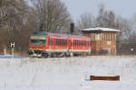 RE6 von Bad Kleinen nach Lbeck kommt in Schnberg am Stellwerk vorbei gefahren. 16.02.2010