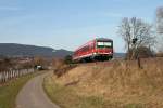 Ein wahres 628-Paradies ist die KBS 676 in der schnen Sdpfalz, wo ein Groteil der Zge mit Triebwagen der Baureihe 628 vom Betriebswerk Ludwigshafen (Rhein) gefahren werden. Besonders schn ist, dass Ludwigshafen noch zahlreiche unmodernisierte 628 der zweiten Bauserie besitzt. Der hier abgebildete 628 307, der am 27. Februar 2010 als RB 18827 von Neustadt (Weinstrae) nach Wissembourg unterwegs war, ist einer der wenigen dieser unmodernisierten Triebwagen, die im Jahr 2009 nochmal eine neue Hauptuntersuchung bekamen. Die Aufnahme entstand bei Edesheim (Pfalz).
