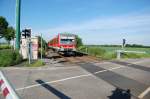 Da ist 628 511 nach Kln Deutz auf der Erftbahn bei Kapellen an einem Feldwegbergang am Abend des 5.6.2010.