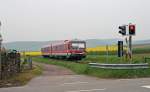 Gemtlich bummelt der Ludwigshafener 628 322 am 08. Mai 2010 als RB 18561 von Bad Bergzabern nach Winden (Pfalz) ber die idyllische Kurbadlinie. Der Zug wird in wenigen Augenblicken den Haltepunkt von Kapellen-Drusweiler erreichen.