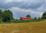 Die Wolken meinten es nicht gut mit mir, als RB 18516 (Karlsruhe Hbf-Neustadt (Weinstrasse) Hbf), bestehend aus einem Triebwagen der BR 628 zwischen Kandel und Winden an mit vorberfuhr.