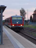 Abendstimmung im HP Kapellen/Erft, sograde fährt 628/928 513 als RB 38 ein, wie der Zielanzeiger noch verrät geht die Fahrt nach Neuss HBF. 2.September2010