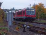 Herbstlicher Blick auf ausfahrenden 628 nach Bad Steben in Hof Hbf.