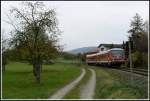 Auf dem Weg von Frth(Odenwald) nach Weinheim passiert der 628 302 meine Fotostelle bei Mrlenbach. 26.10.2007