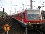 628/928-532 als RB nach Bedburg(Erft) fhrt von der Hohenzollernbrcke in den Klner Hauptbahnhof ein. (Anfang November 2005)