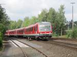 Am 07.09.2011 verlt 628 528 mit RE 17 den Bahnhof Arnsberg in Richtung Warburg.