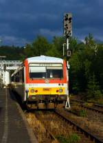 
Das besonder Licht verleitete mich zu diesem Nachschuß: Diesel-Triebzug 928 677-4 / 628 677-7 Daadetalbahn der Westerwaldbahn (WEBA) verlässt am 15.06.2012 den Bahnhof Betzdorf/Sieg in Richtung Daaden.